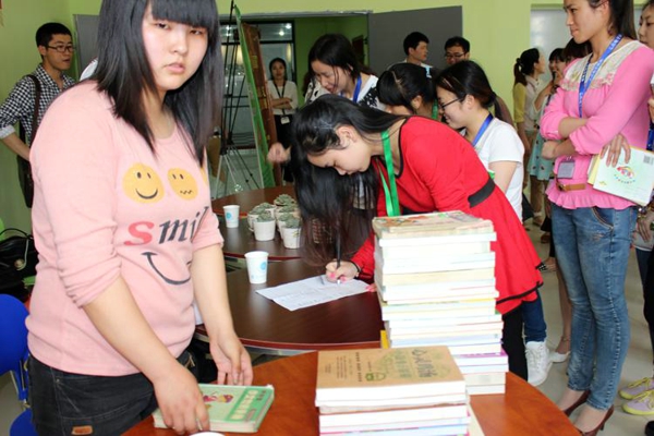 新华网·蓝公益图书换绿植活动走进三酉企业