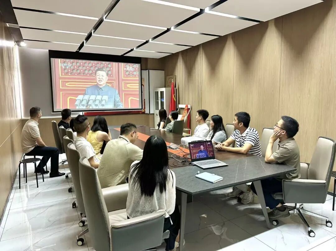 观看阅兵盛典！九三阅兵，以热血敬山河