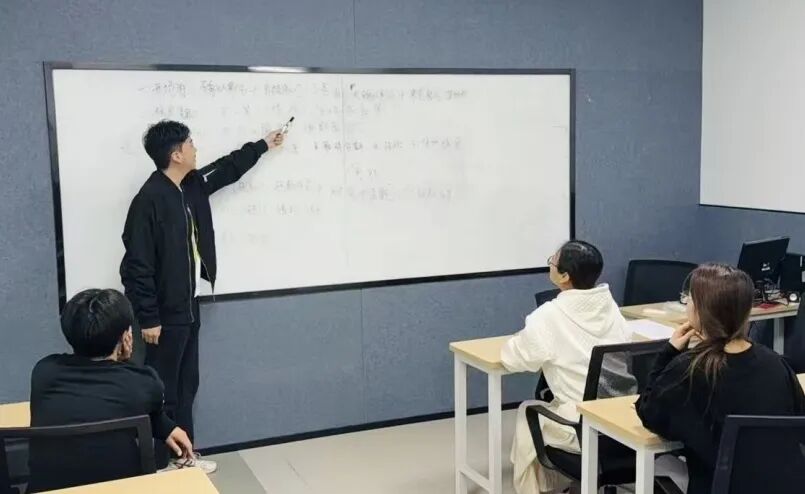 九月颂师，秋韵传敬！向辛勤的老师们致以节日的问候